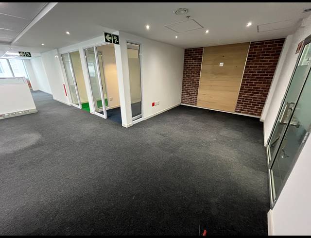 1,030M² BUSINESS TO LET IN WOODSTOCK